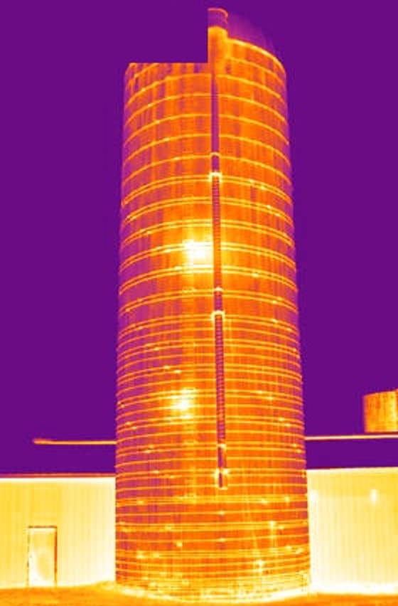 Thermal frame of the same concrete silo revealing heat and moisture retention across the staves and cap